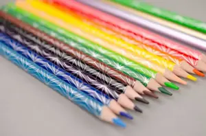 Spalvoti pieštukai KORES KOLORES STYLE, tribriauniai, 3mm, 26 spalvos (6 metalizuotos, 4 pastelinės)