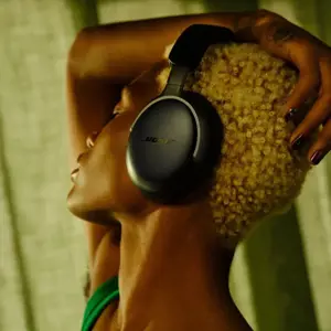 "Bose" belaidės ausinės "QuietComfort Ultra", juodos spalvos