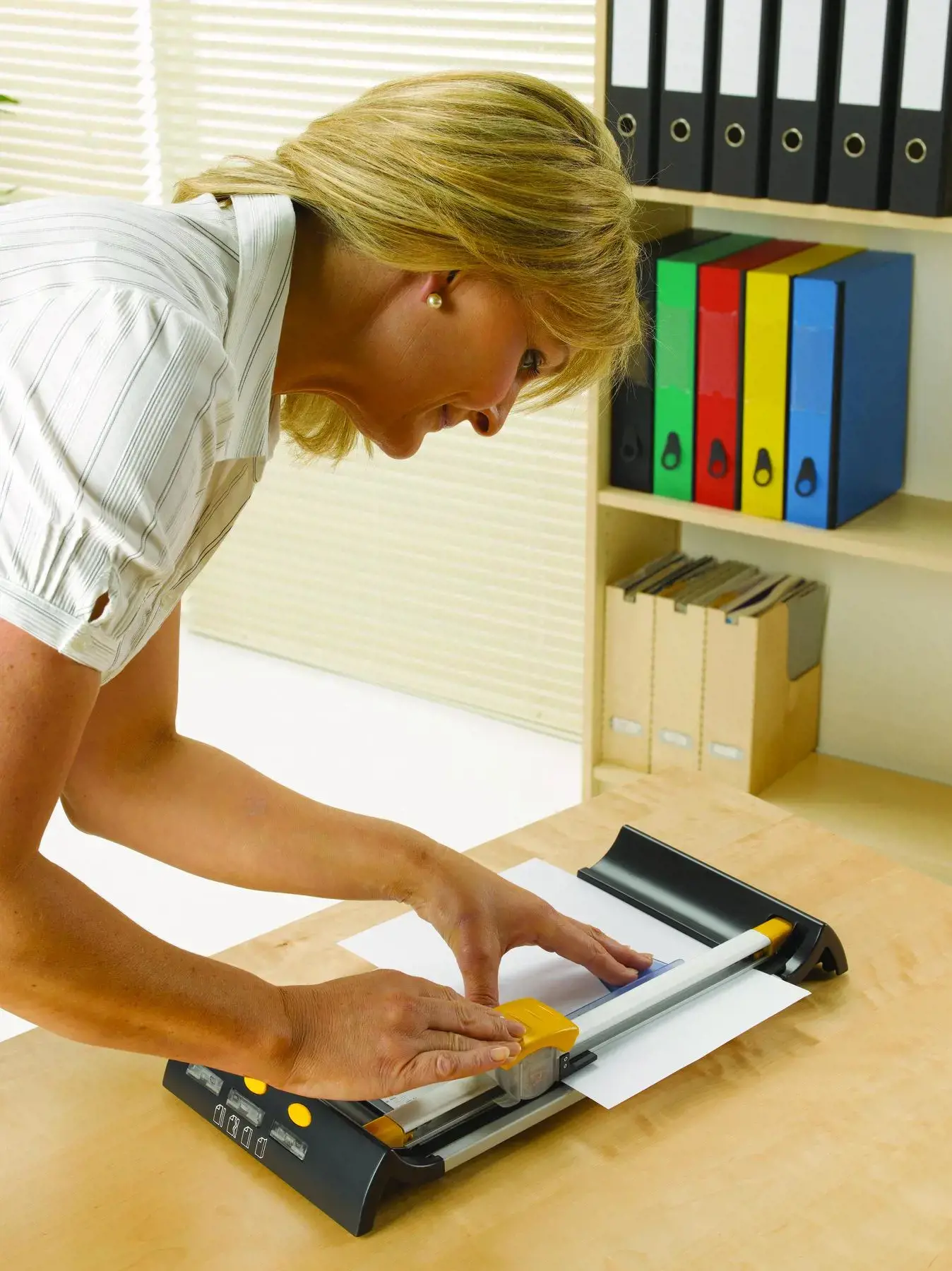 "Fellowes Neutron Plus" A4 formato popieriaus žoliapjovė, 10 lapų, 32 cm, A4, metalinė, plastikinė, grafitinė, sidabrinė, geltona, 476 x 218 x 78 mm