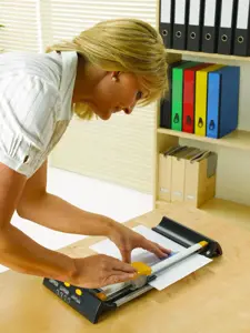 "Fellowes Neutron Plus" A4 formato popieriaus žoliapjovė, 10 lapų, 32 cm, A4, metalinė, plastikinė, grafitinė, sidabrinė, geltona, 476 x 218 x 78 mm