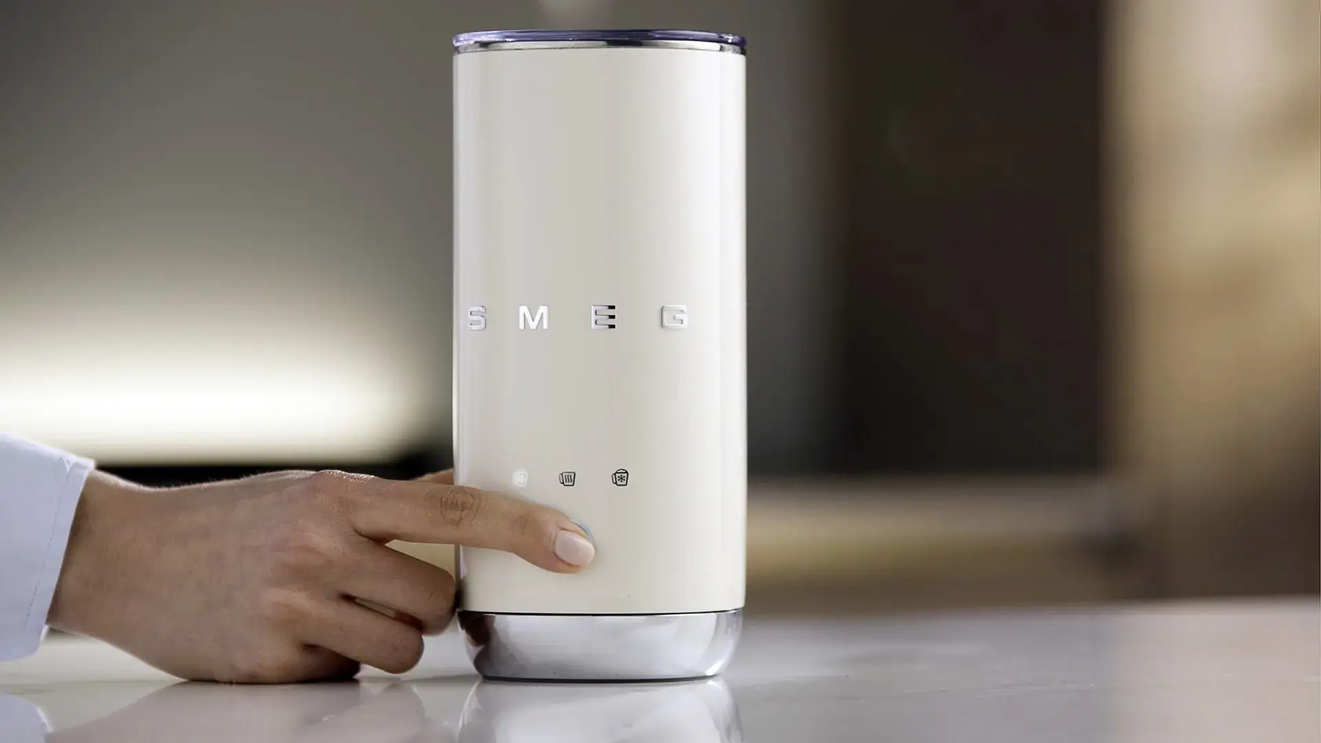 Smeg MFF02CREU Milk frother Cream