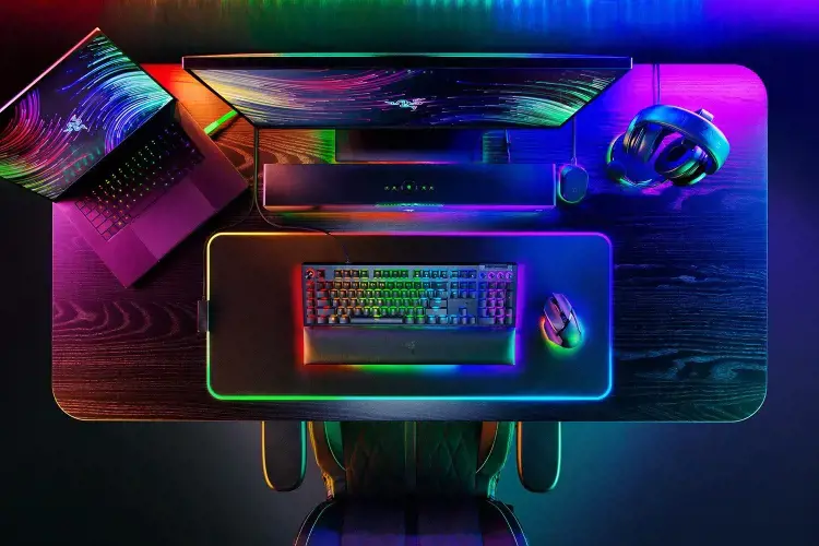 "Razer" mechaninė žaidimų klaviatūra "BlackWidow V4 Pro" su RGB LED apšvietimu, JAV, laidinė, juoda, žali jungikliai, skaitmeninė klaviatūra