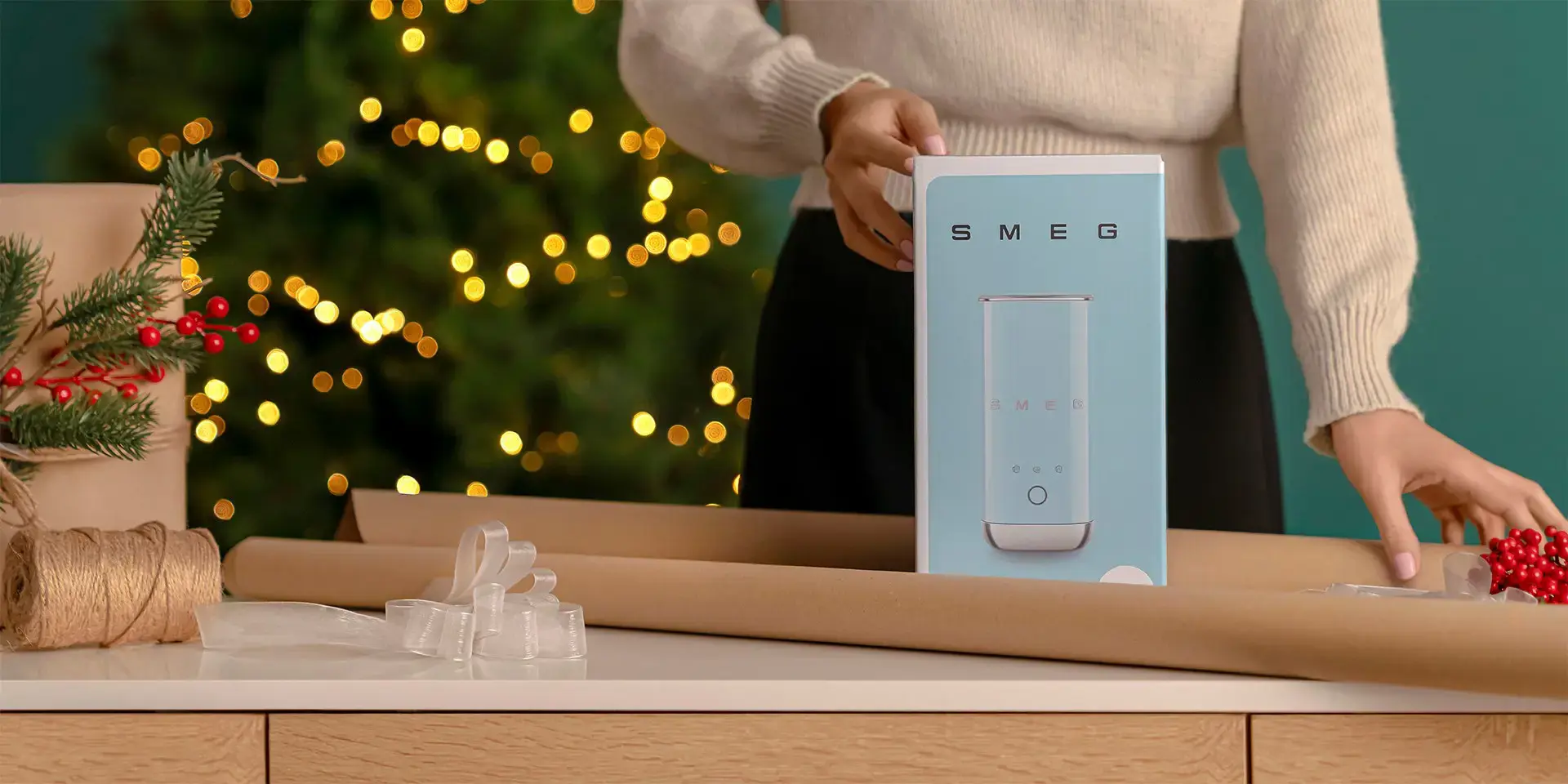 Smeg MFF02CREU milk frother/warmer Automatic milk frother/warmer Cream
