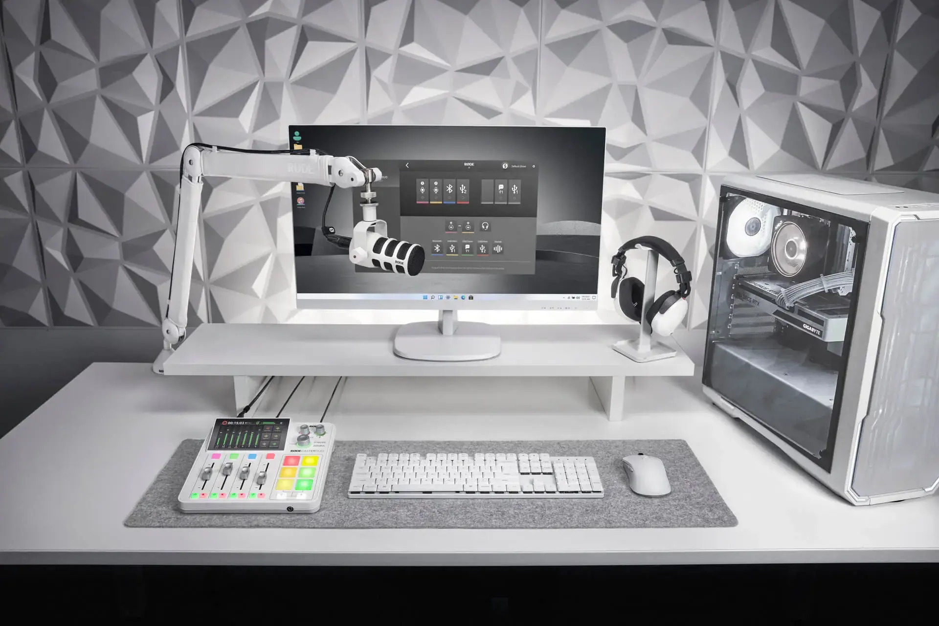 RØDE PodMic USB White - dynamic microphone for podcasting