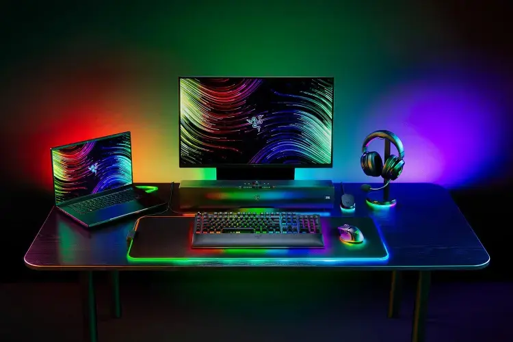 "Razer BlackWidow V4 Pro" mechaninė žaidimų klaviatūra su RGB LED apšvietimu, JAV, laidinė, juoda, geltoni jungikliai, skaičių klaviatūra