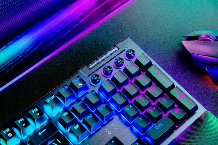 "Razer BlackWidow V4 Pro" mechaninė žaidimų klaviatūra su RGB LED apšvietimu, JAV, laidinė, juoda, geltoni jungikliai, skaičių klaviatūra