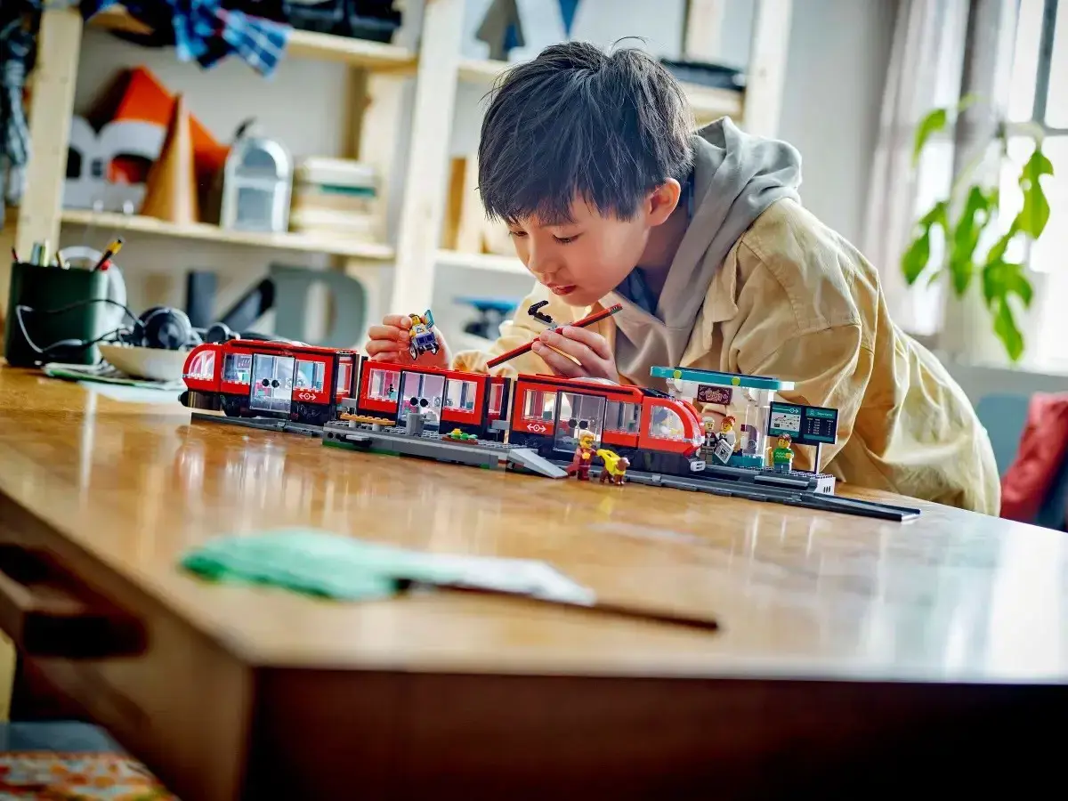 LEGO CITY 60423 Downtown Streetcar and Station