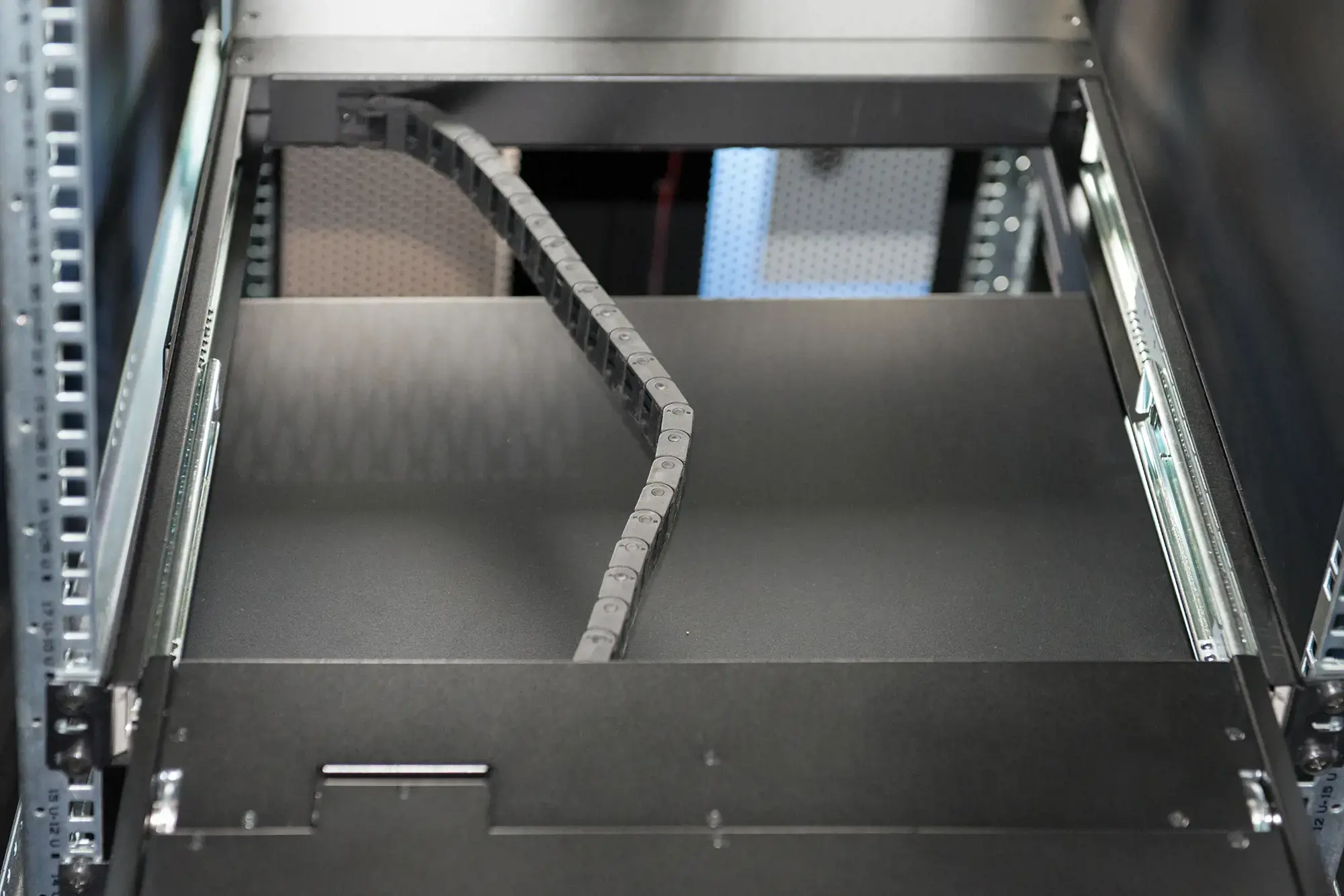 DIGITUS modulinė 48,3 cm 19 colių TFT konsolė su 8 KVM prievadais JAV klaviatūra RAL 9005 juoda spalva