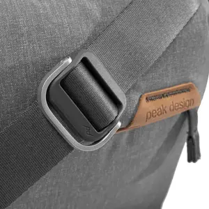 "Peak Design Everyday Sling V2 6L", pelenų spalvos