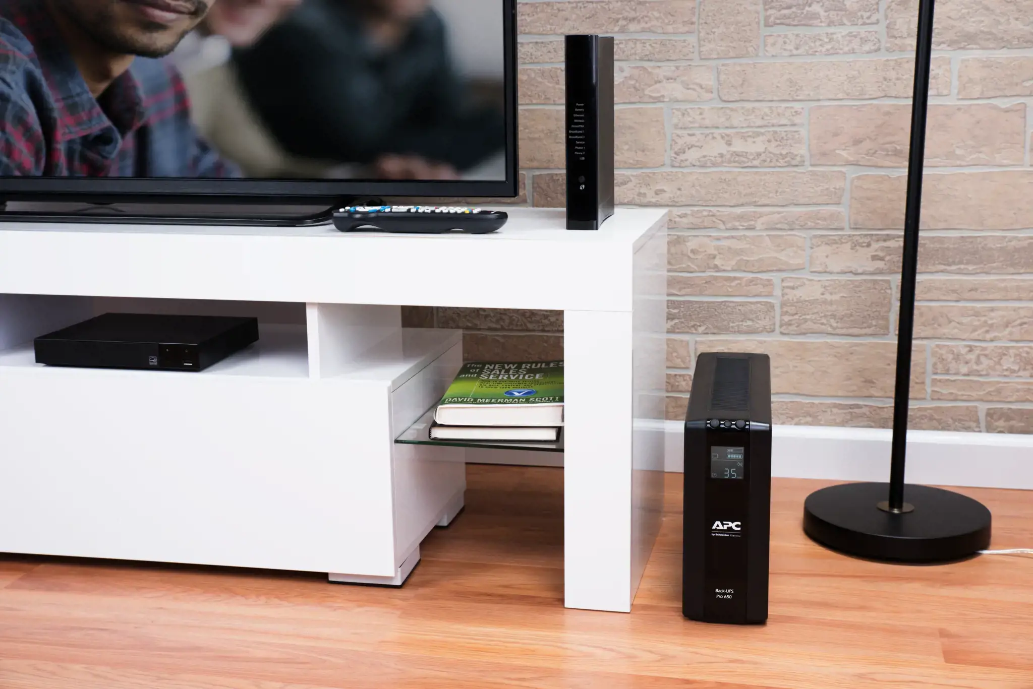 APC Back UPS Pro BR 650VA 6 lizdai AVR LCD sąsaja