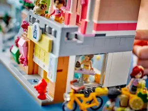 LEGO FRIENDS 42670 Heartlake City Apartments and Stores