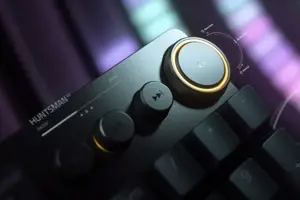 "Razer Huntsman V2" optinė žaidimų klaviatūra su RGB LED apšvietimu, šiaurietiškas išdėstymas, laidinė, juoda, "Clicky Purple" jungiklis, skaitmeninė klaviatūra