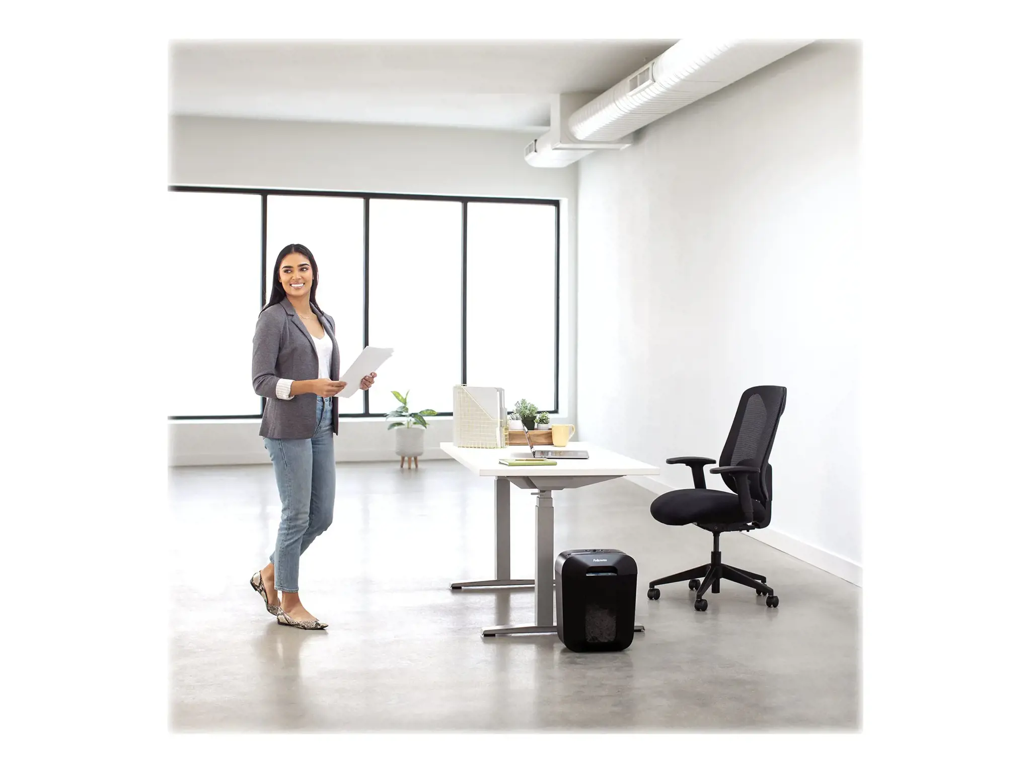 "Fellowes Powershred LX45", kryžminis smulkinimas, 4 x 37 mm, 17 l, mygtukai, 6 min, juoda