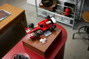 LEGO ICONS 11375 Ferrari F2004 & Michael Schumacher