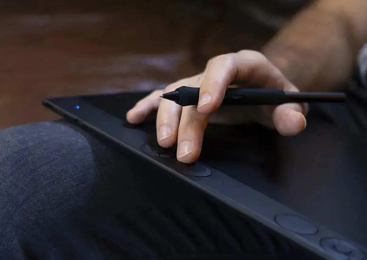 Wacom graphics tablet Intuos Pro L (2025)