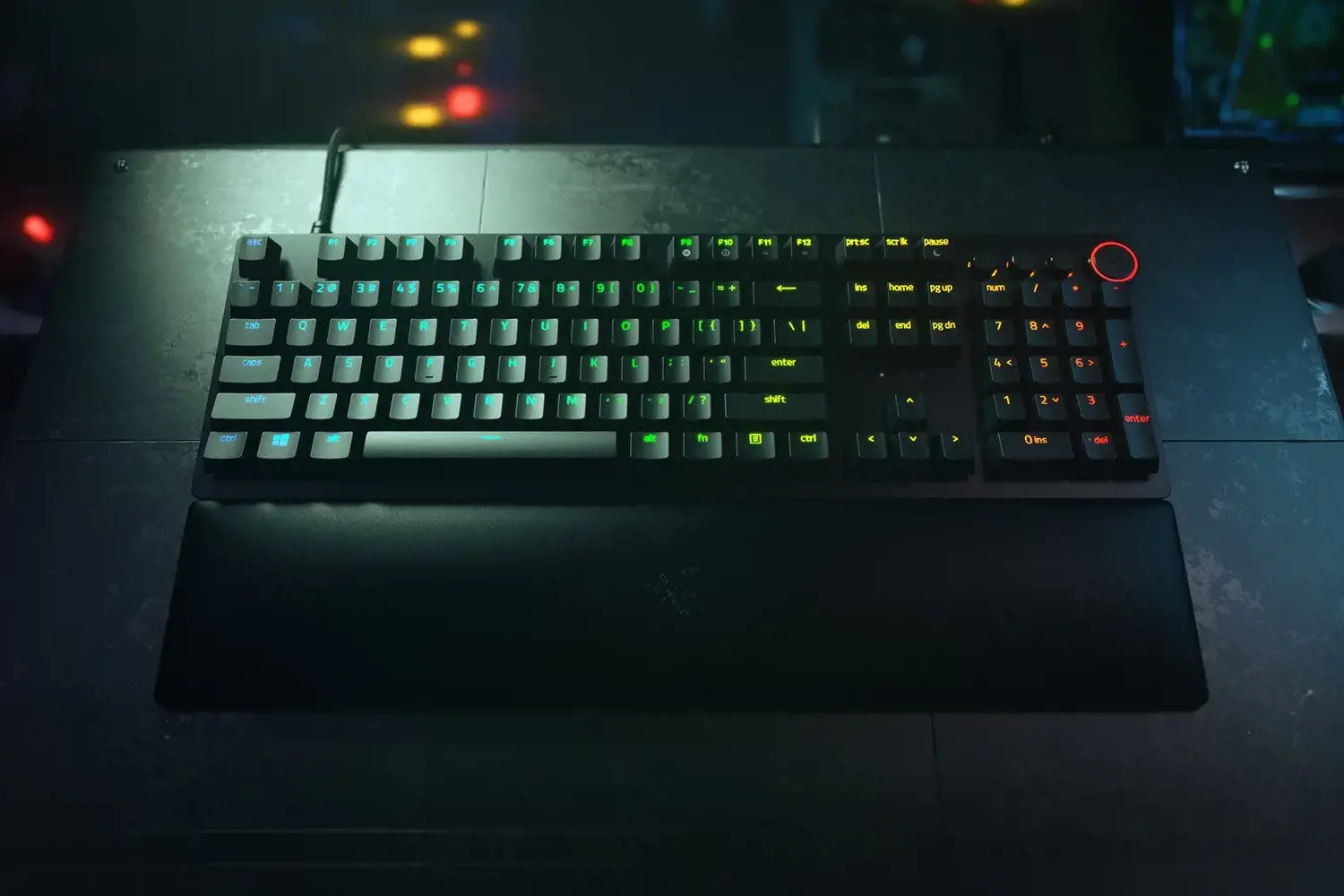 "Razer Huntsman V2" optinė žaidimų klaviatūra su RGB LED apšvietimu, šiaurietiškas išdėstymas, laidinė, juoda, "Clicky Purple" jungiklis, skaitmeninė klaviatūra