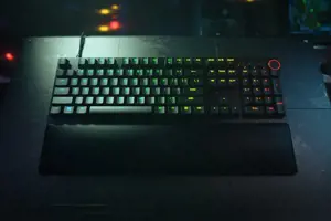 "Razer Huntsman V2" optinė žaidimų klaviatūra su RGB LED apšvietimu, šiaurietiškas išdėstymas, laidinė, juoda, "Clicky Purple" jungiklis, skaitmeninė klaviatūra
