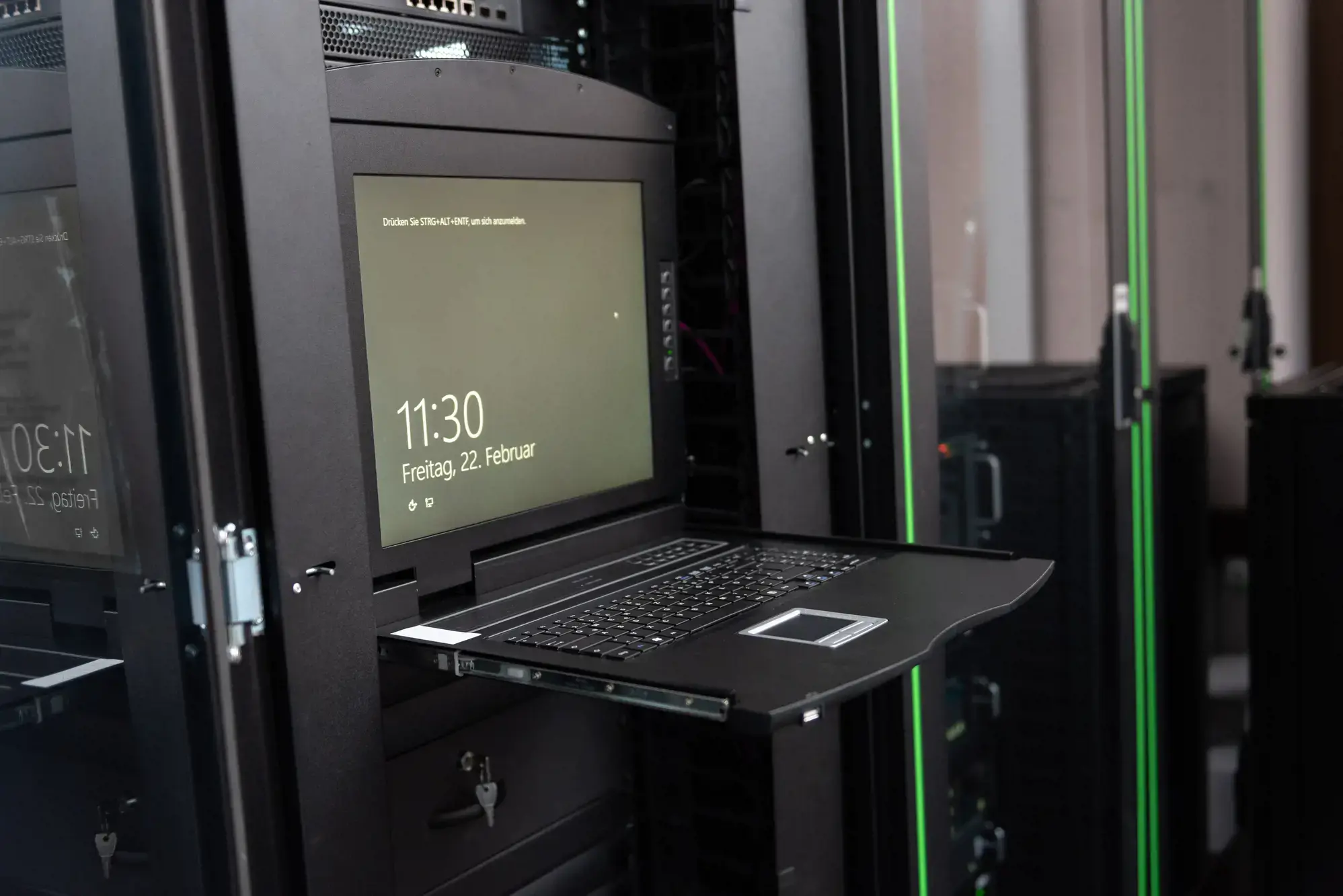 DIGITUS modulinė 48,3 cm 19 colių TFT konsolė su 8 KVM prievadais JAV klaviatūra RAL 9005 juoda spalva