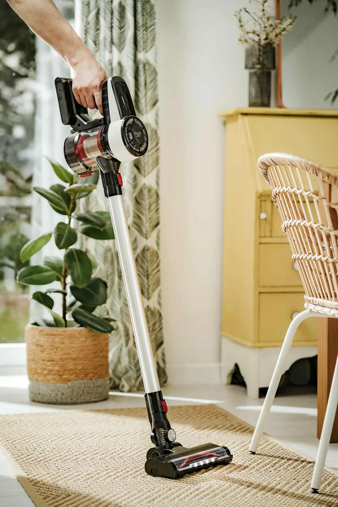 "Adler" dulkių siurblys be maišelio su bešepetėlinio variklio technologija AD 7048 Belaidis veikimas, Rankinis ir rankinis, 220 V, Veikimo laikas (maks.) 30 min, Baltas/juodas/raudonas, Garantija 24 mėn.