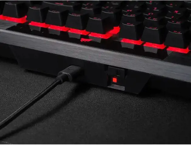CORSAIR K70 RGB PRO optinė-mechaninė žaidimų klaviatūra su RGB LED apšvietimu CORSAIR OPX juodos spalvos PBT klavišų dangteliai
