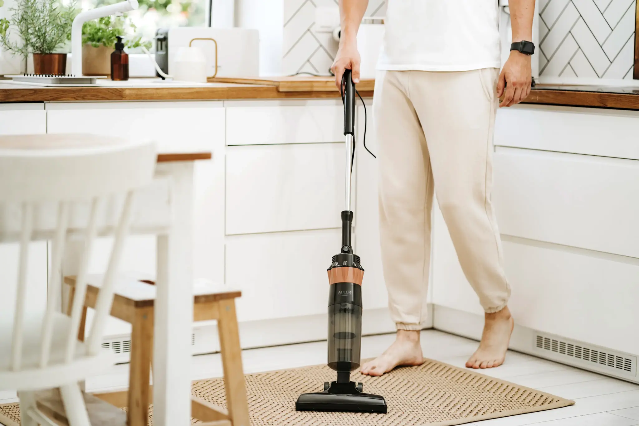 "Adler" dulkių siurblys AD 7049 Laidinis darbinis, rankinis 2in1, 600 W, - V, juodas, 24 mėn. garantija