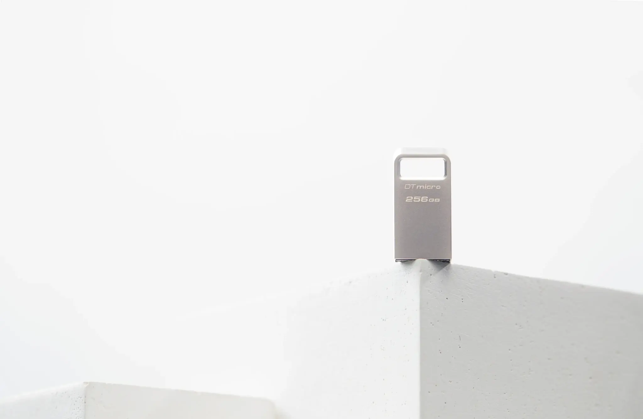 KINGSTON 256GB "DataTraveler Micro" 200MB/s metalinis USB 3.2 Gen 1