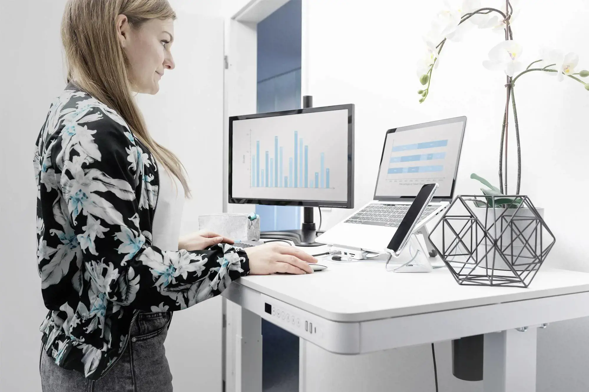 DIGITUS elektrinis reguliuojamo aukščio rašomasis stalas su USB įkrovikliu ir stalčiumi