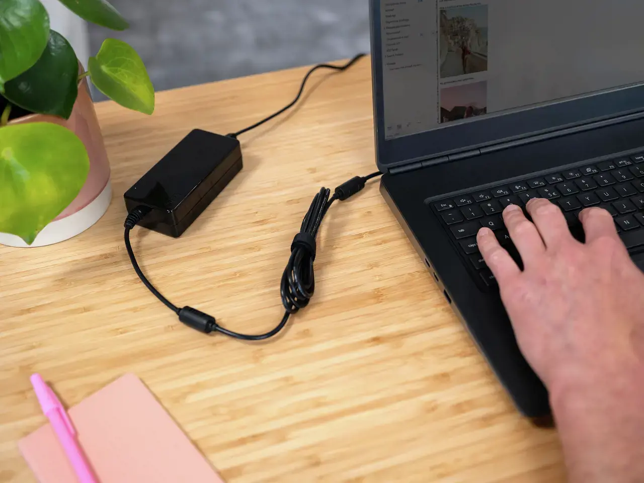 "Trust Primo" universalus 90 W nešiojamojo kompiuterio įkroviklis, Nešiojamasis kompiuteris, Vidinis, 100 - 240 V, 50/60 Hz, 90 W, 19 V