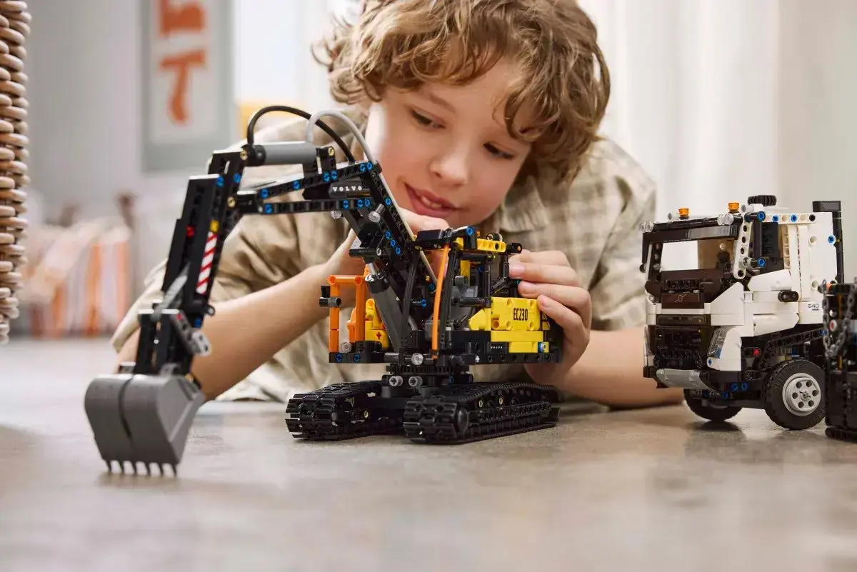 LEGO TECHNIC 42175 Volvo FMX Truck & EC230 Electric Excavat