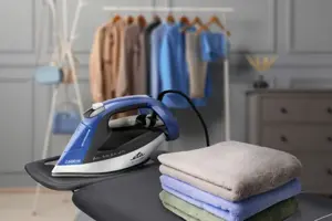 ETA Steam Iron | ETA227690000 Chloe | Steam Iron | 2600 W | Water tank capacity 350 ml | Continuous steam 40 g/min | Silver/Blue