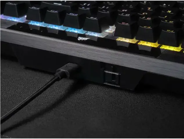 CORSAIR K70 RGB PRO optinė-mechaninė žaidimų klaviatūra su RGB LED apšvietimu CORSAIR OPX juodos spalvos PBT klavišų dangteliai