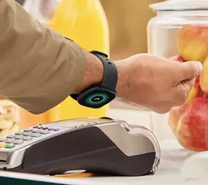 "Fitbit Versa 4", juoda/grafitinė