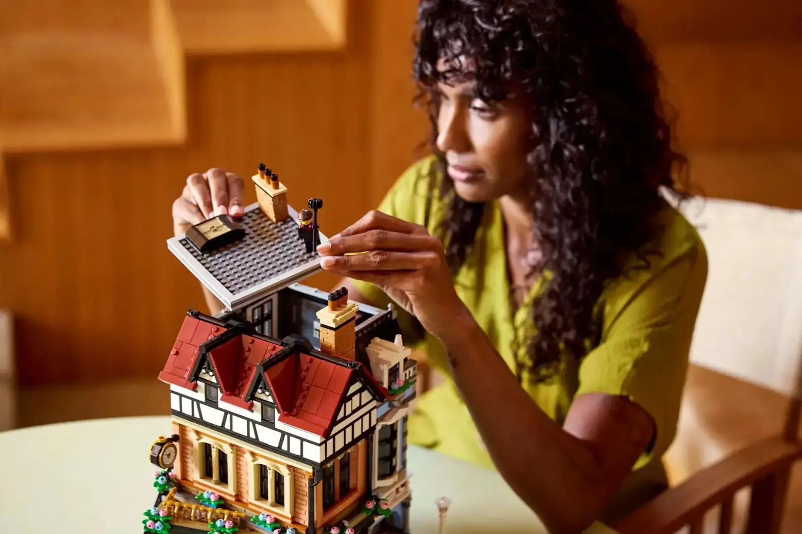 LEGO ICONS 10350 Tudor Corner