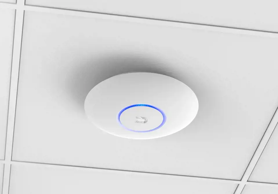 "Ubiquiti" prieigos taškas "UniFi AC PRO", 450 Mbps (2,4 GHz), 1300 Mbps (5 GHz), pasyvusis PoE, 48 V 0,5 A PoE adapteris, 802.3af/at, 2x10/100/1000 RJ45 prievadas, integruotas 3 dBi 3x3 MIMO (2,4 GHz ir 5 GHz), 250+ klientų vienu metu