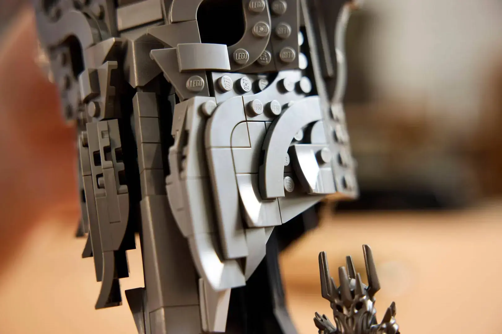LEGO ICONS 11373 The Lord of the Rings: Sauron's Helmet