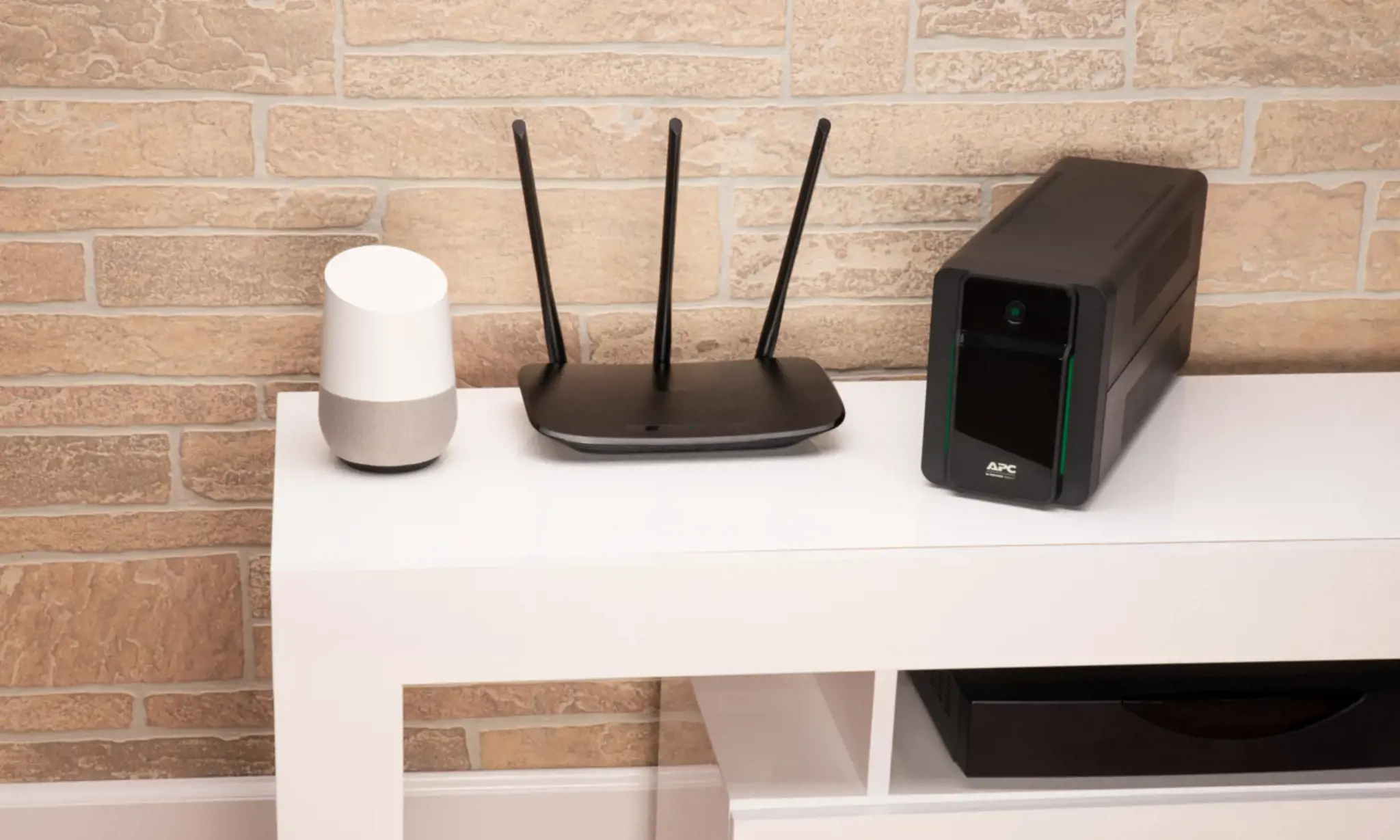 APC Back-UPS BX 950VA 230V AVR Schuko lizdai