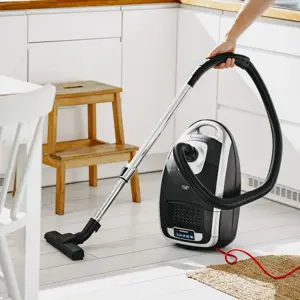 Adler Vacuum Cleaner | AD 7069 | Bagged | Power 3200 W | Dust capacity 3.5 L | Black