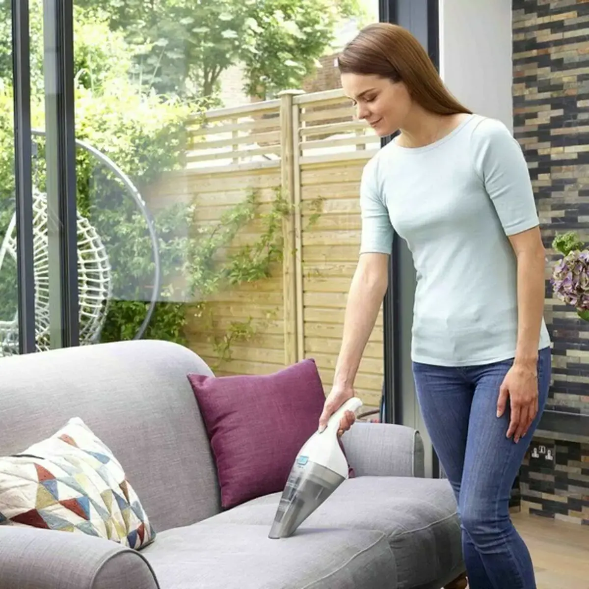 "Black & Decker" NVC115JL rankinis dulkių siurblys pilka, balta be maišelio