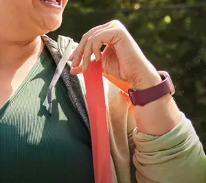 Fitbit Versa 4 Išmanusis laikrodis, NFC, GPS (palydovinė), AMOLED, Jutiklinis ekranas, Širdies ritmo monitorius, Veiklos stebėjimas 24/7, Atsparus vandeniui, Bluetooth, Wi-Fi, Beet Juice/Copper Rose