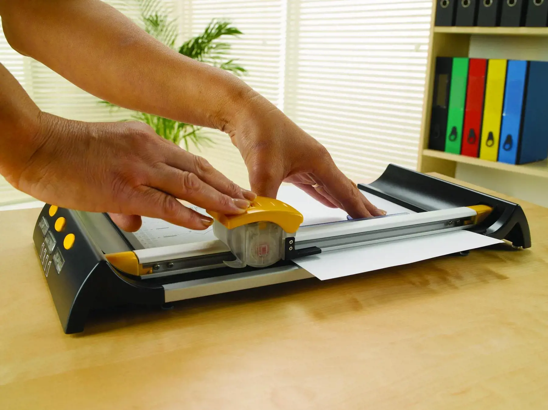 "Fellowes Neutron Plus" A4 formato popieriaus žoliapjovė, 10 lapų, 32 cm, A4, metalinė, plastikinė, grafitinė, sidabrinė, geltona, 476 x 218 x 78 mm