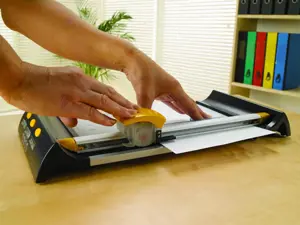 "Fellowes Neutron Plus" A4 formato popieriaus žoliapjovė, 10 lapų, 32 cm, A4, metalinė, plastikinė, grafitinė, sidabrinė, geltona, 476 x 218 x 78 mm