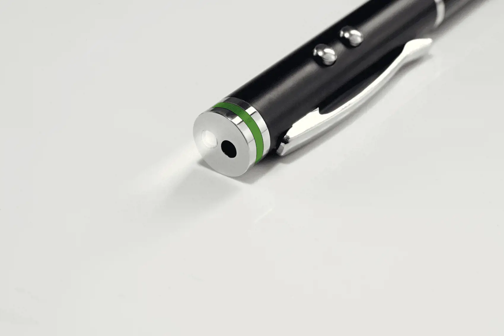 "Leitz Complete 4 in 1" rašiklis jutiklinio ekrano įrenginiams, universalus, bet kokio prekės ženklo, juodas, žalvarinis, silikoninis, LR41, 40 g