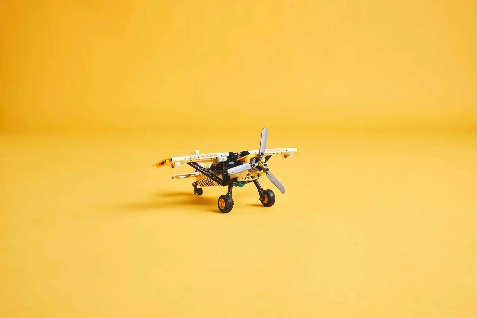 LEGO TECHNIC 42198 Transport plane