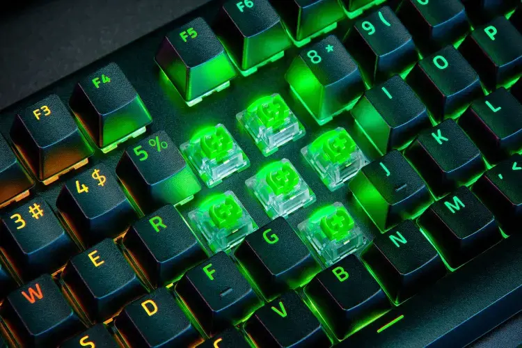 "Razer" mechaninė žaidimų klaviatūra "BlackWidow V4 Pro" su RGB LED apšvietimu, JAV, laidinė, juoda, žali jungikliai, skaitmeninė klaviatūra