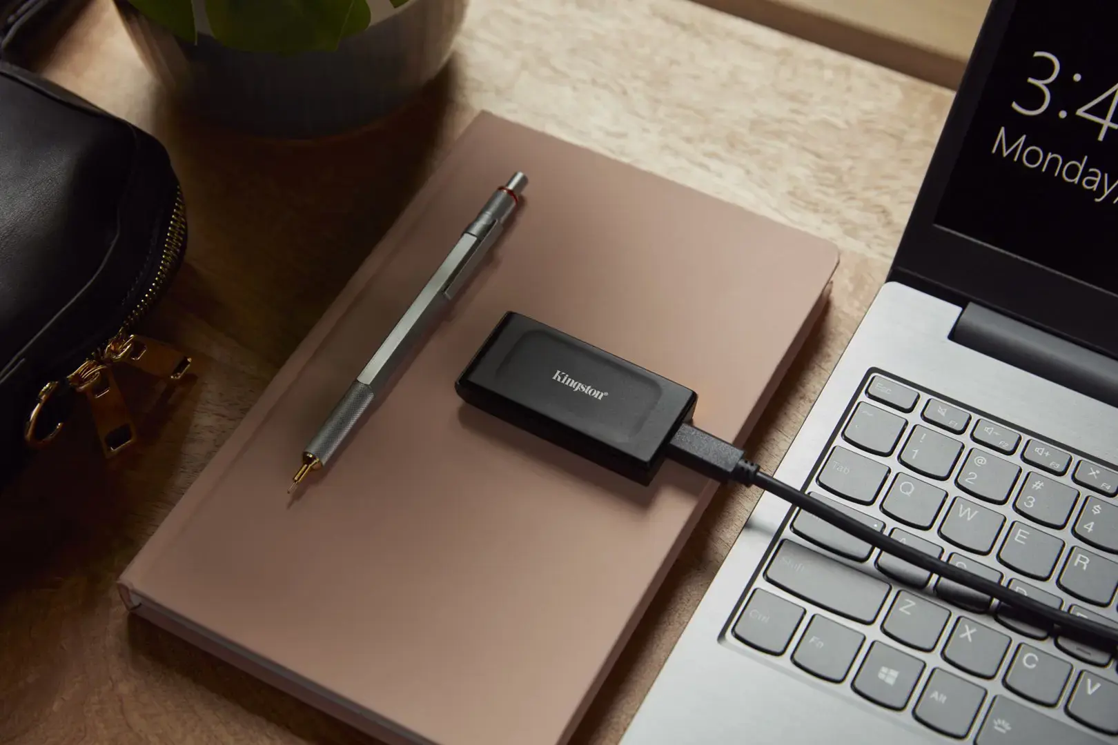 KINGSTON XS1000 2 TB SSD kišeninio dydžio USB 3.2 Gen 2 išorinis kietasis diskas iki 1050 MB/s