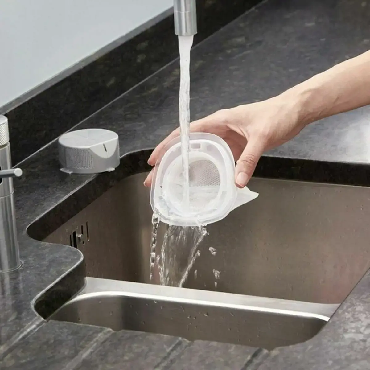 "Black & Decker" NVC115JL rankinis dulkių siurblys pilka, balta be maišelio