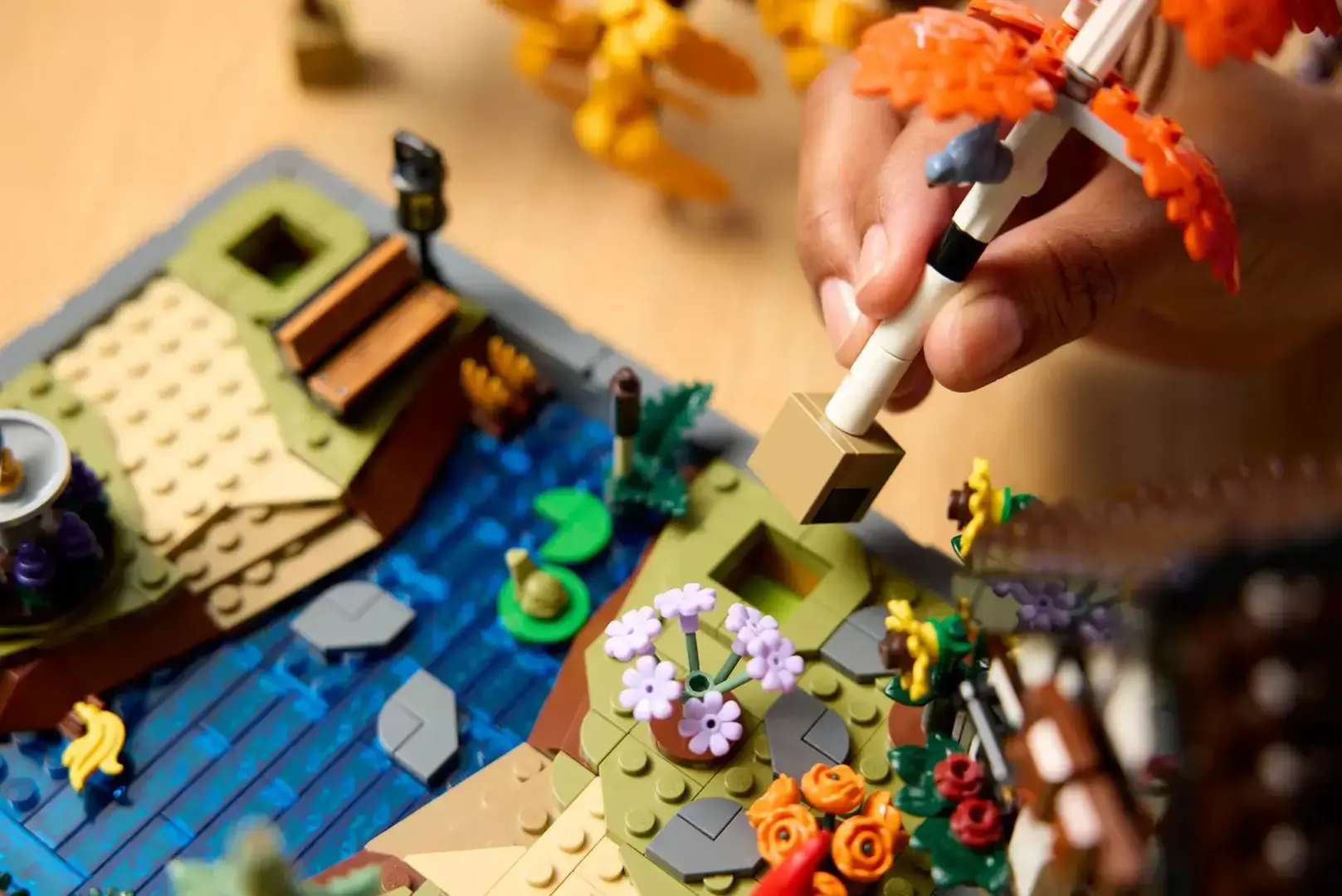 LEGO ICONS 11372 Autumn Cottage Garden