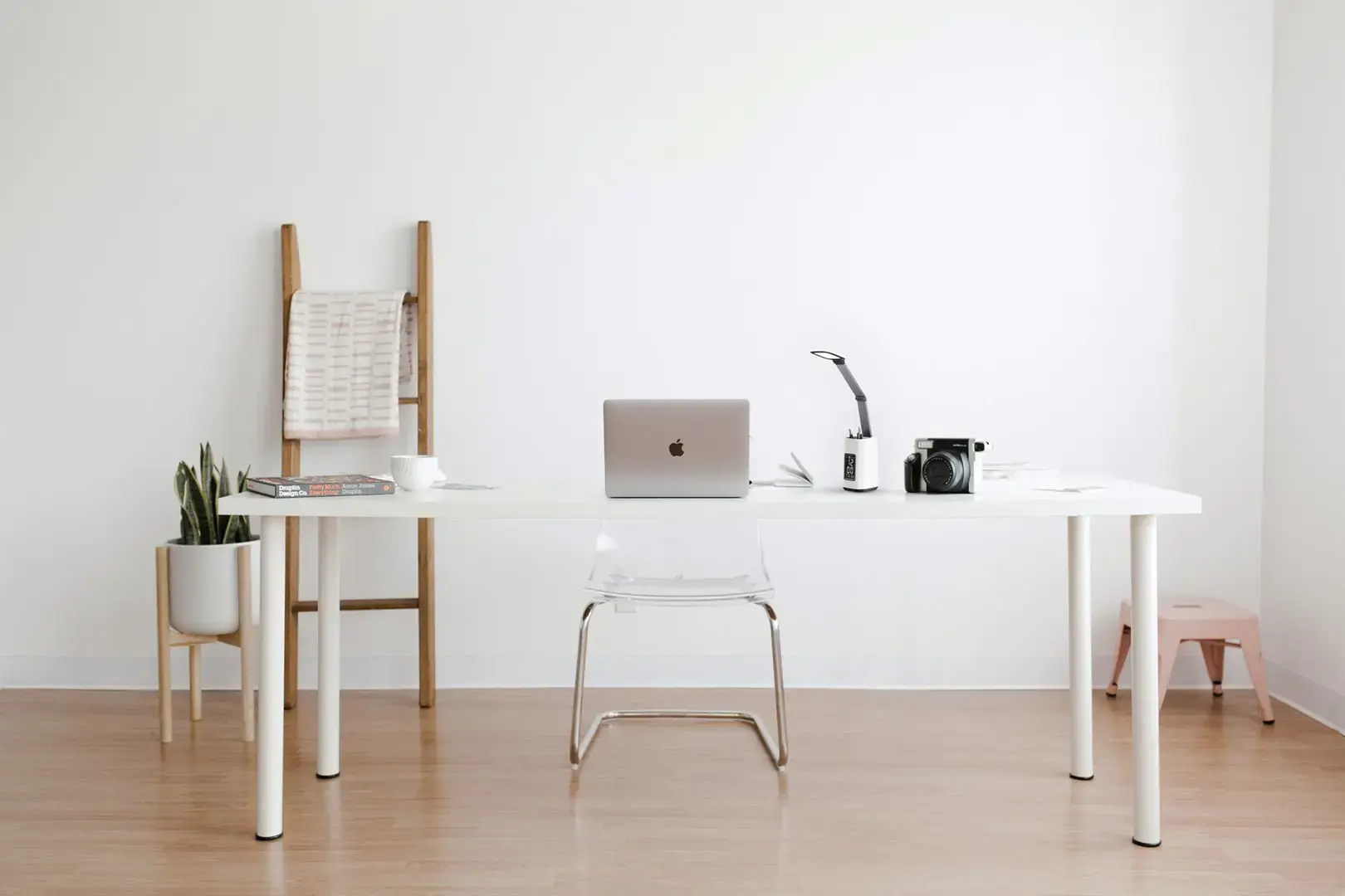 "Activejet" AJE-TECHNIC LED stalinis šviestuvas su ekranu, baltas