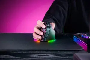 Razer Pro Click V2 Vertical Ergonomic Belaidė pelė RF Wireless+Bluetooth+USB-C, 30000 DPI, Juoda