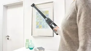 "Bosch Serie 4" BBH3ZOO28, sausas, be maišelio, 0,4 l, 82 dB, juodas, raudonas